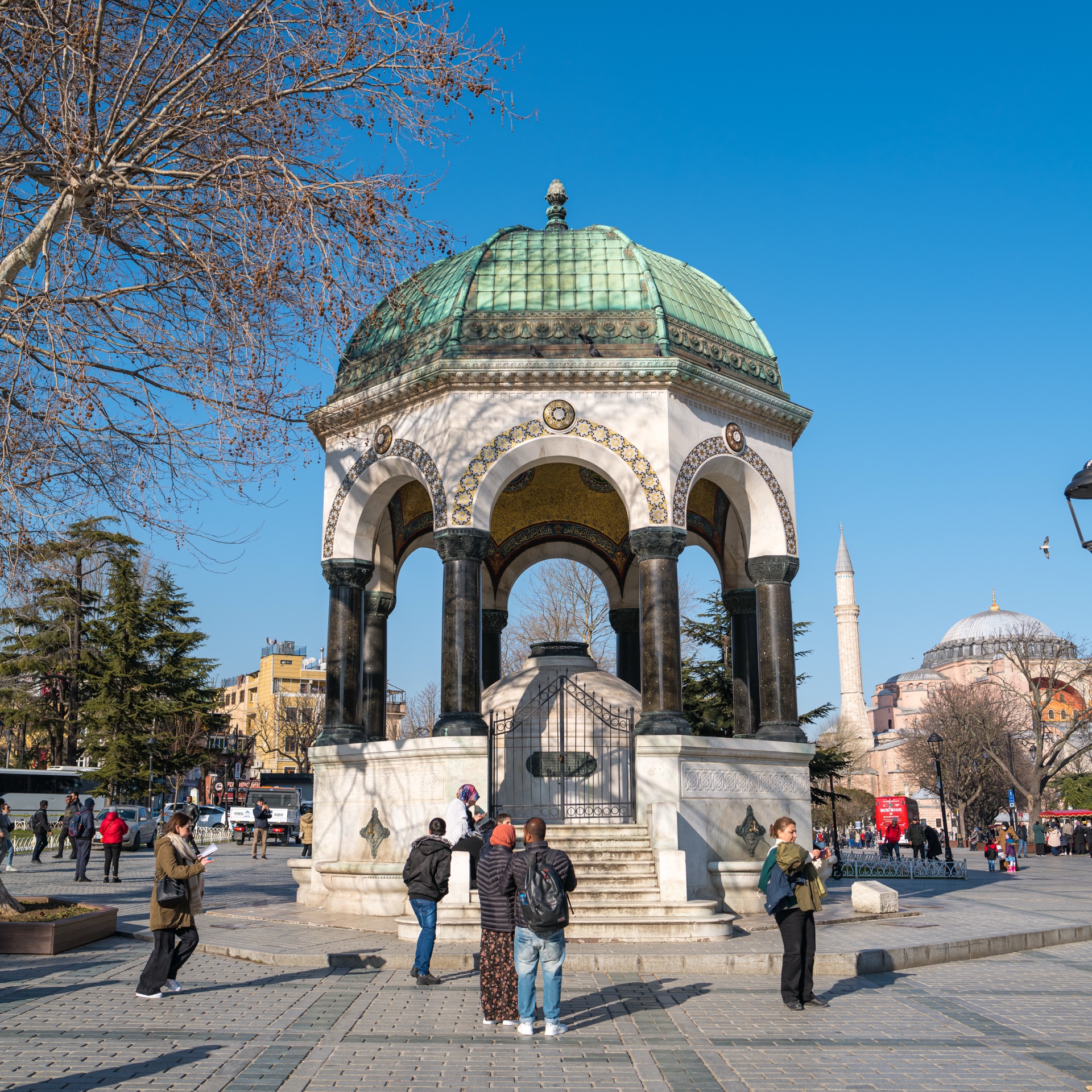 Deutscher Brunnen: Kaiser Wilhelm II., Abdülhamid II. und die politische Botschaft unter einer goldenen Kuppel