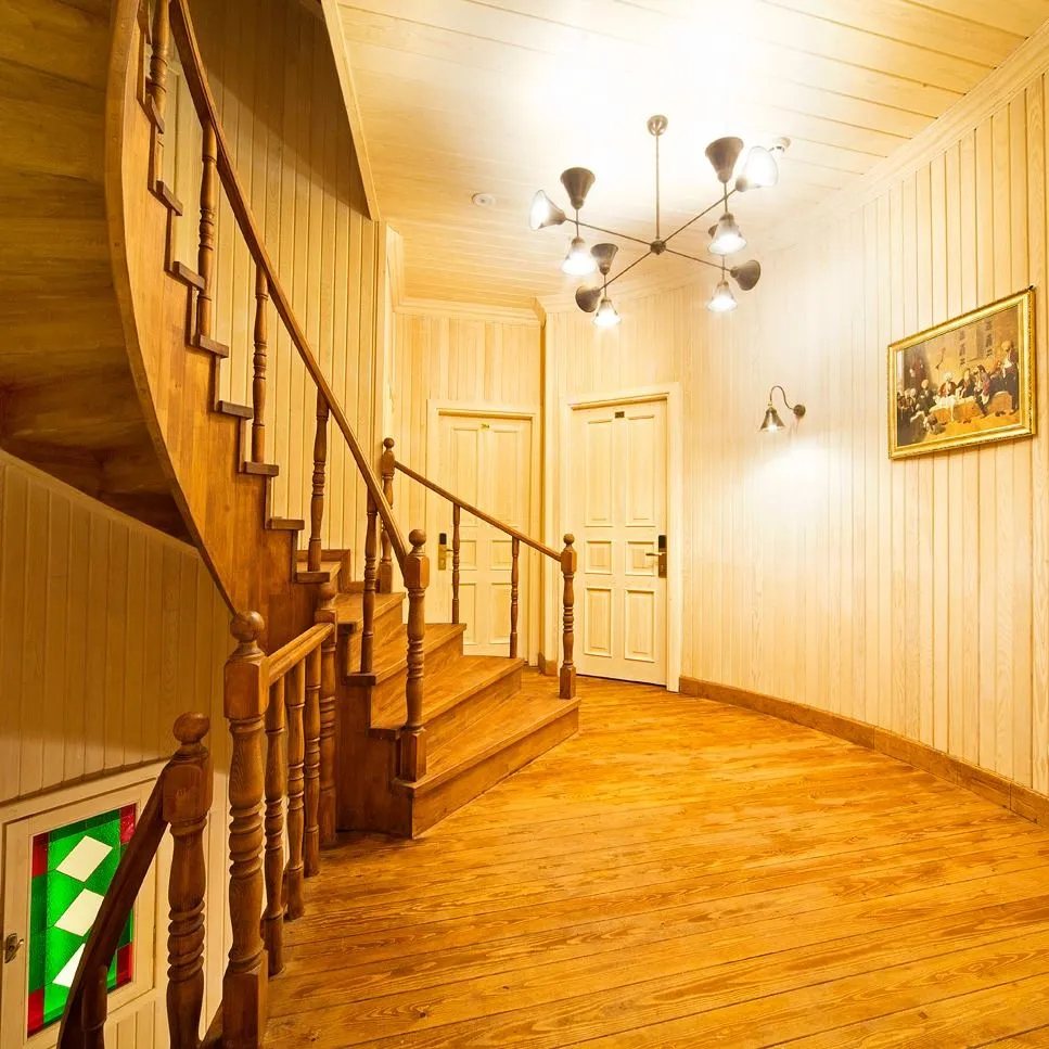 Die alte Holztreppe. Foto: Meroddi Hotels (meroddi.com)