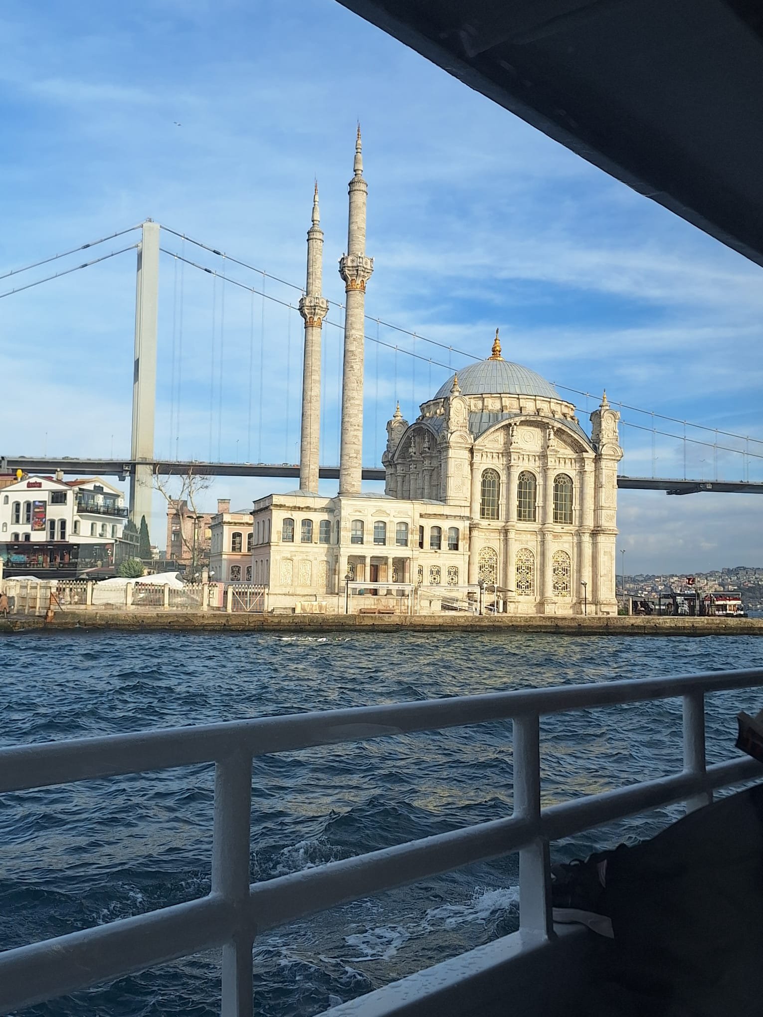 Ortaköy-Moschee: Warum sie aussieht, als wäre ein Palast direkt an den Bosporus gestellt worden